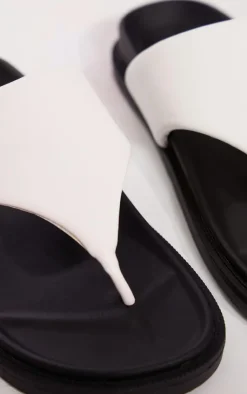PrettyLittleThing Flat Sandals*PU Round Toe Thong Footbed Flat Sandals