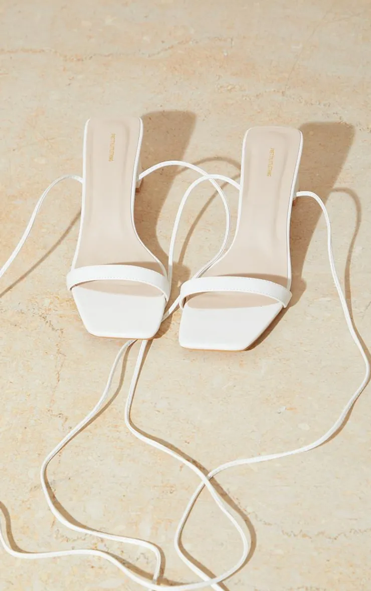PrettyLittleThing Wide Fit Sandals*Wide Fit PU Square Toe Lace Up Low Block Heeled Sandals