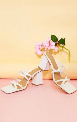 PrettyLittleThing Wide Fit Heels*Wide Fit PU Square Toe Cross Over Straps Block Heeled Mules