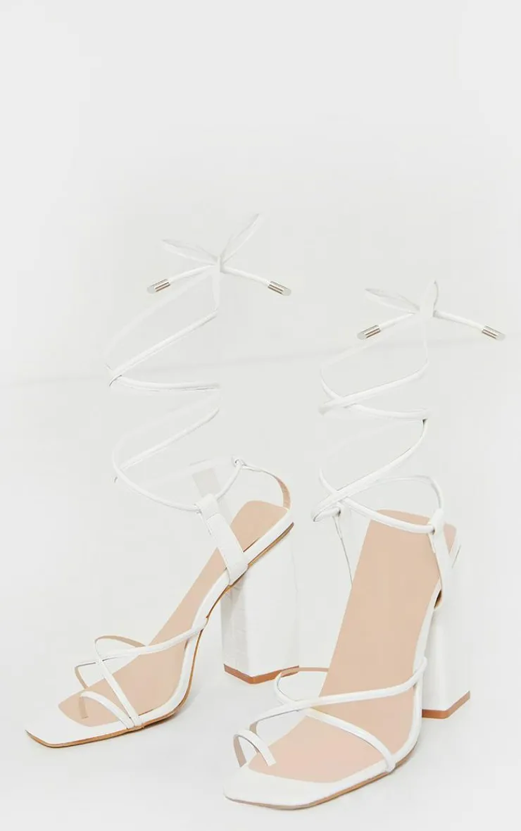 PrettyLittleThing Wide Fit Sandals*Wide Fit Toe Loop Ankle Tie Chunky Block Heel Sandals