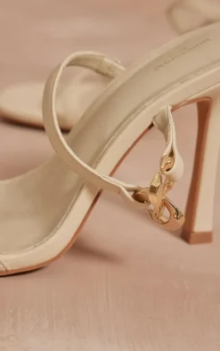 PrettyLittleThing Wide Fit Heels*Wide Fit Pu Square Toe Linked Buckle Heeled Mules